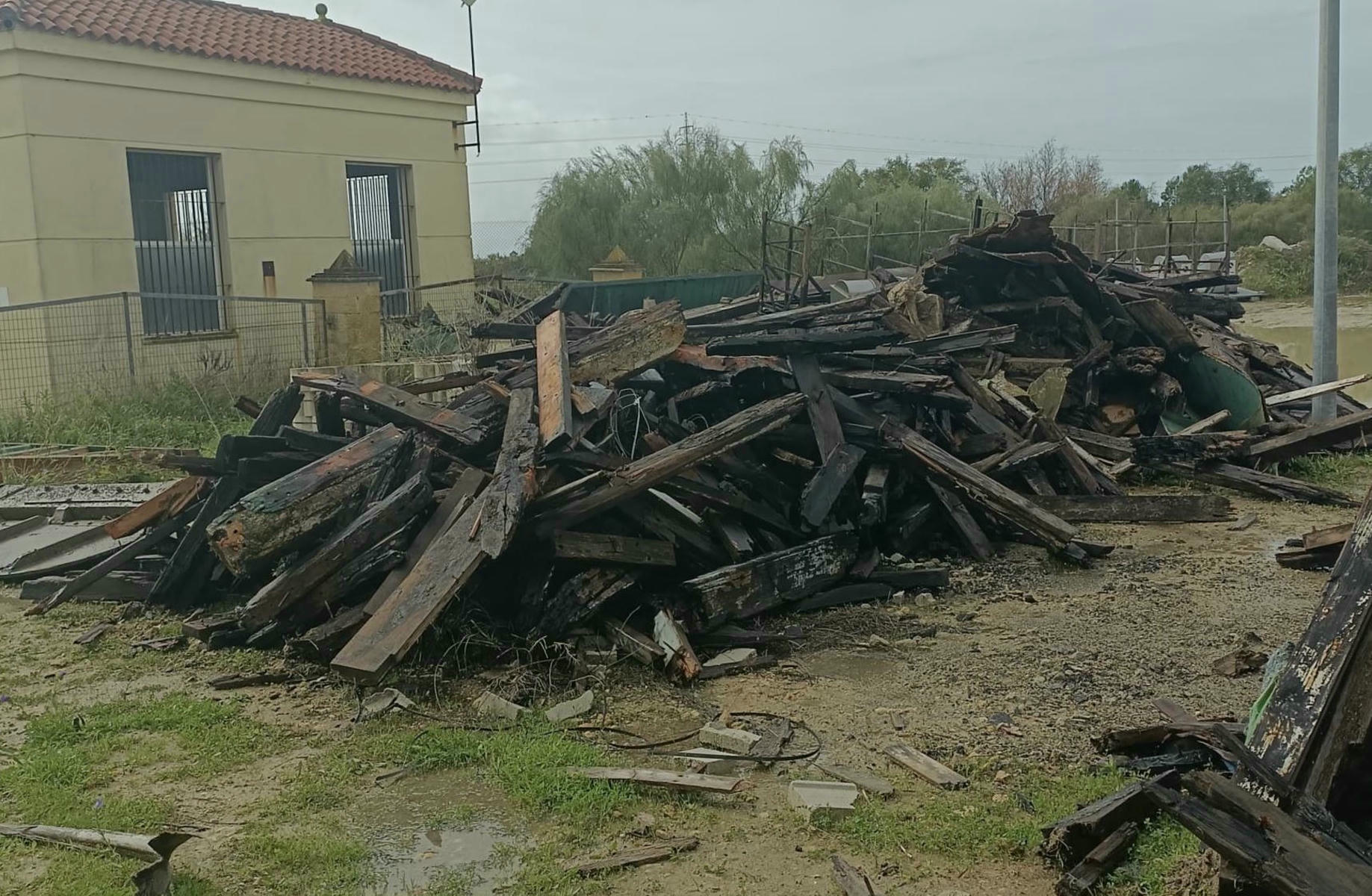 Los restos del Vaporcito en un descampado del Polígono de Las Salinas en El Puerto. Los restos del Vaporcito en un descampado del Polígono de Las Salinas en El Puerto.