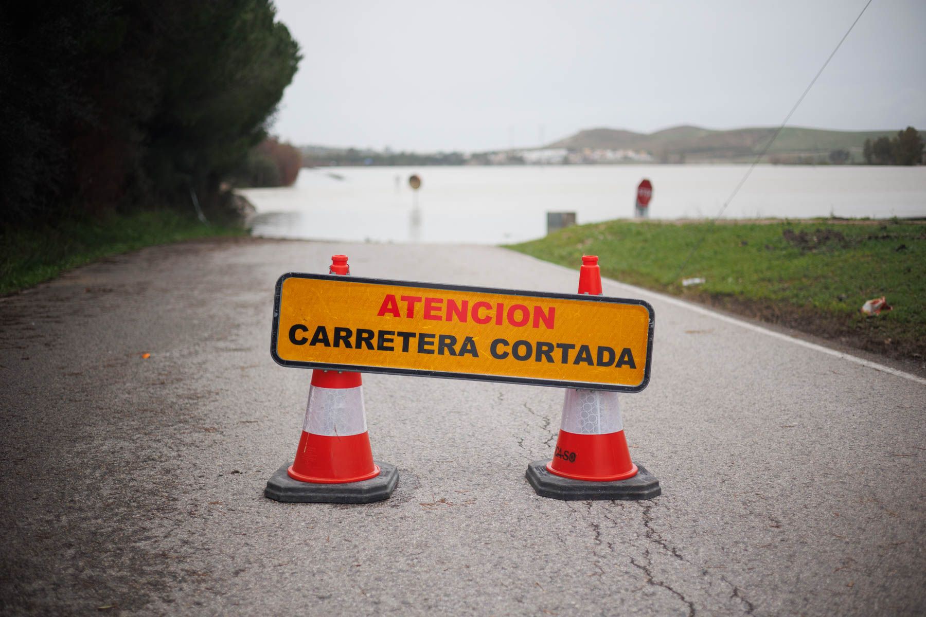Una carretera cortada. Vecinos de un total de 47 municipios han sido avisados por móvil del temporal que se avecina. Una carretera cortada. Vecinos de un total de 47 municipios han sido avisados por móvil del temporal que se avecina.