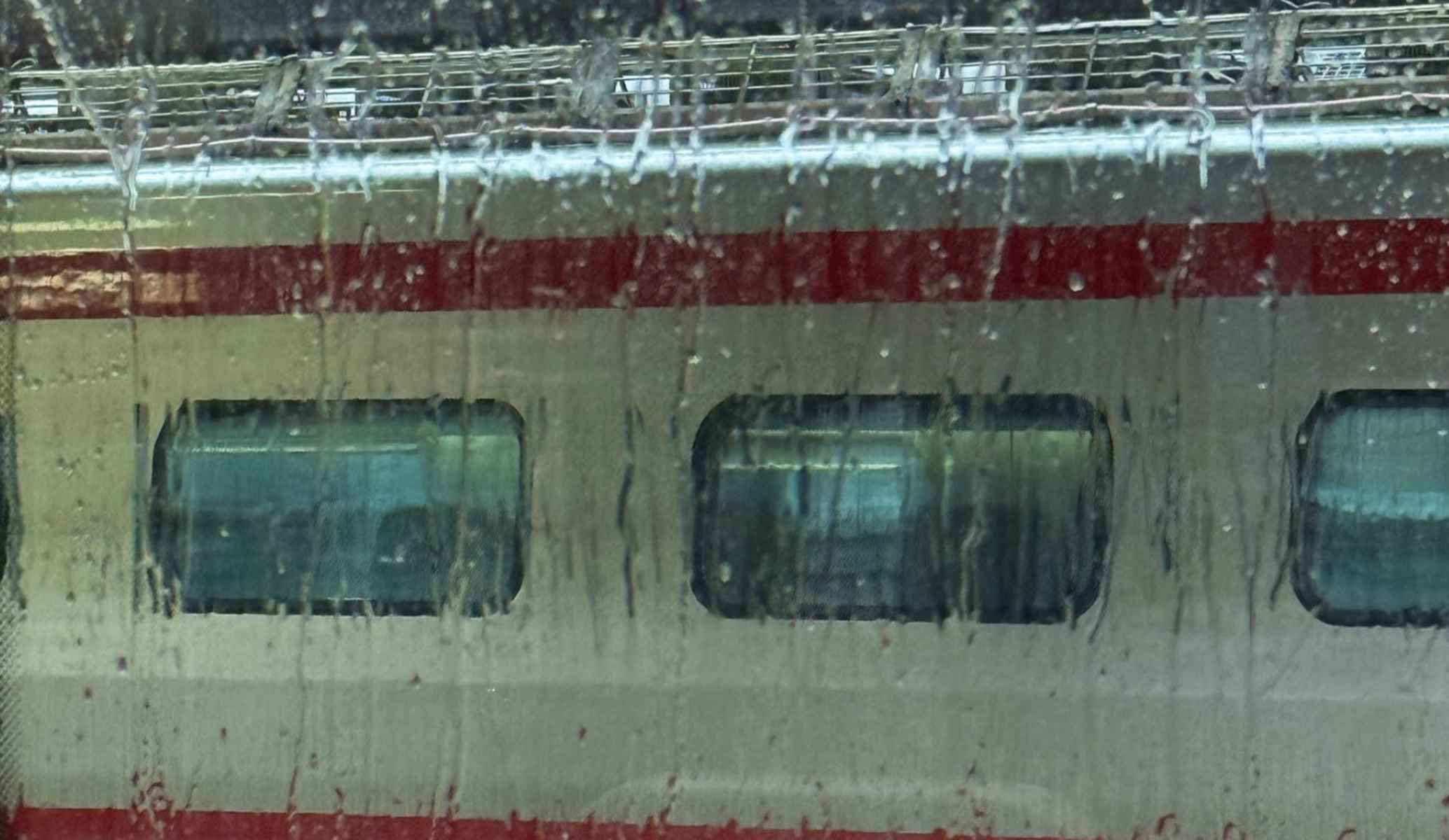 Varias líneas de trenes quedarán suspendidas este miércoles por las intensas lluvias y fuertes vientos.