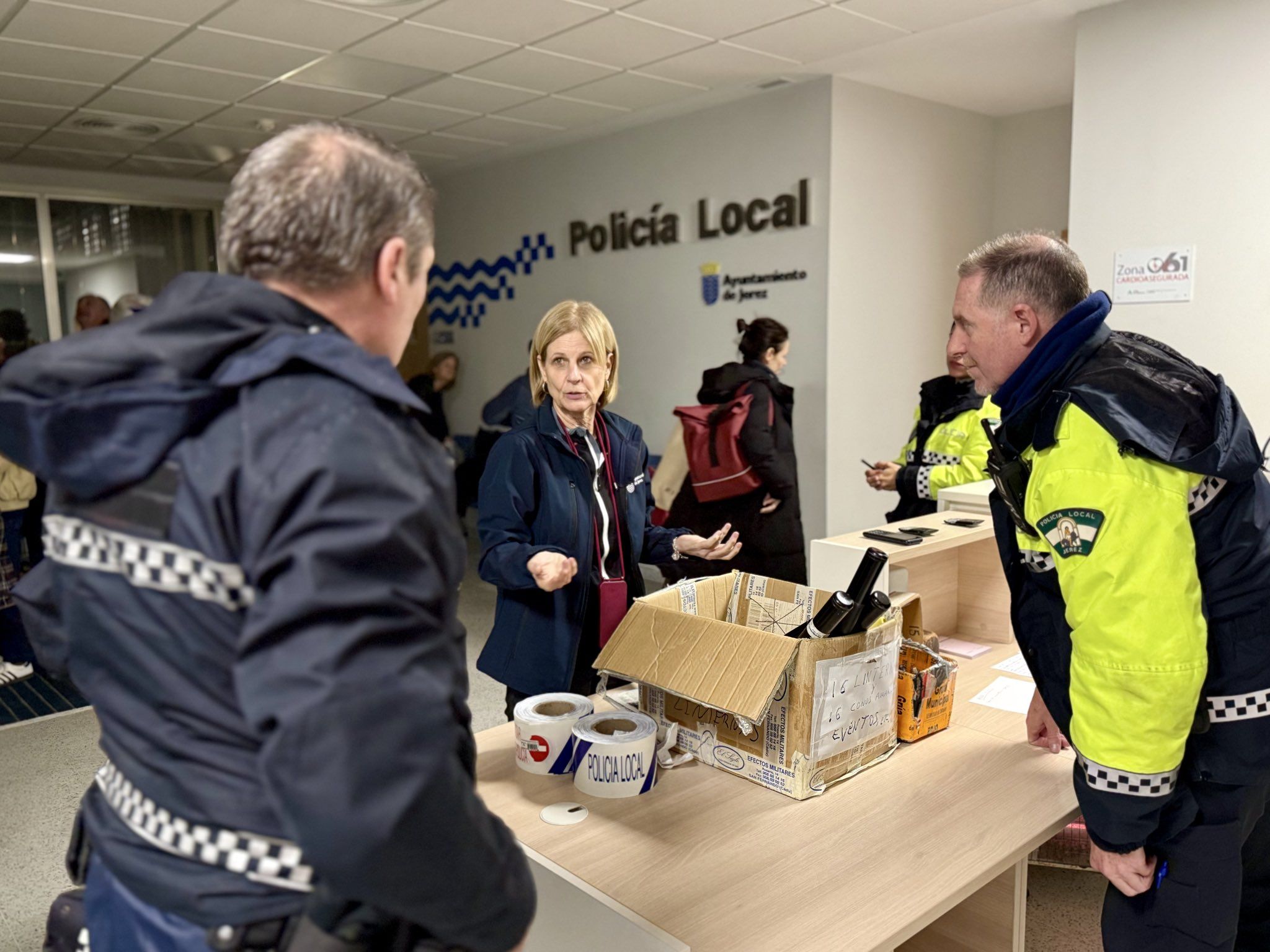 La alcaldesa, esta pasada madrugada, conversa con agentes de la Policía Local de Jerez.