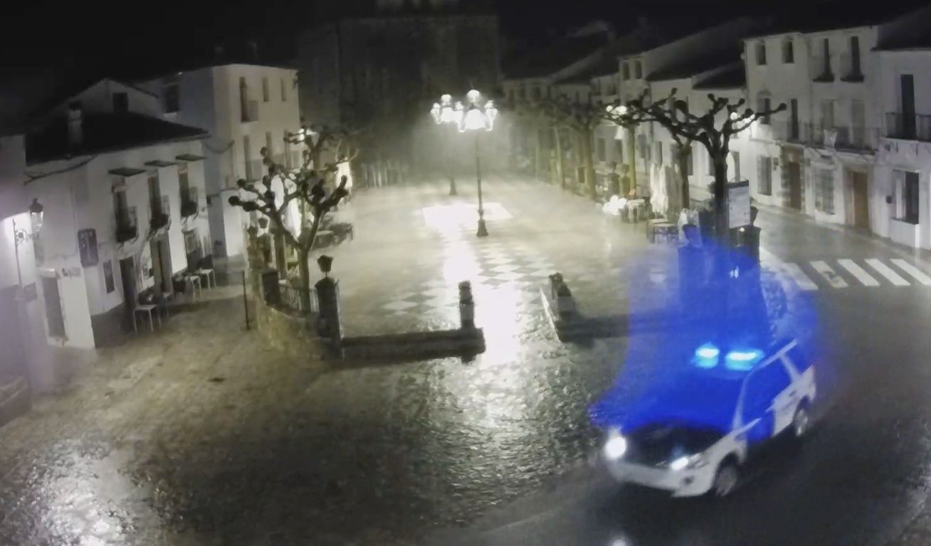 Webcam en Grazalema, con una vista de su plaza principal a primera hora de este miércoles.
