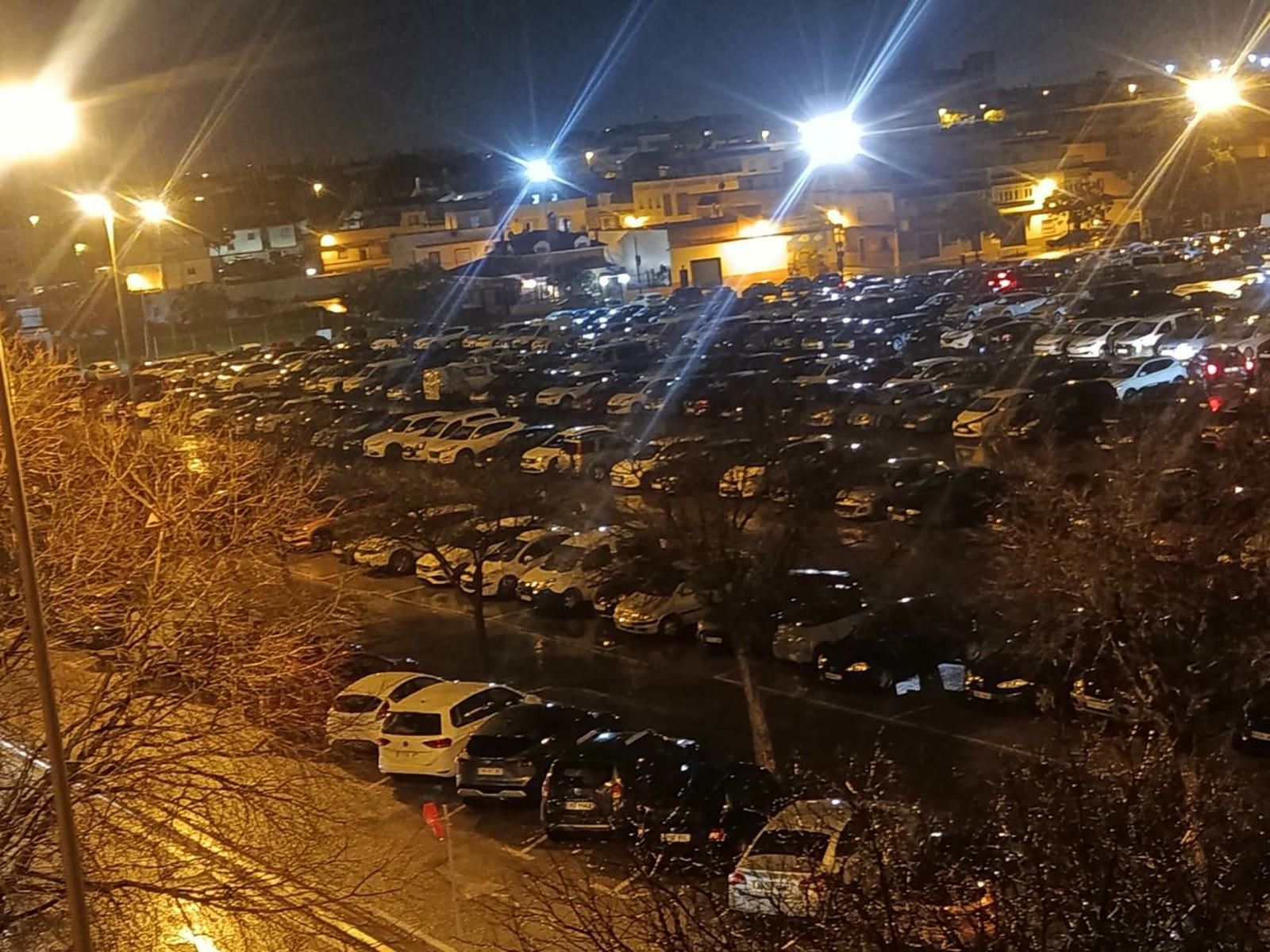 Coches en el parking de la Juventud en Jerez.
