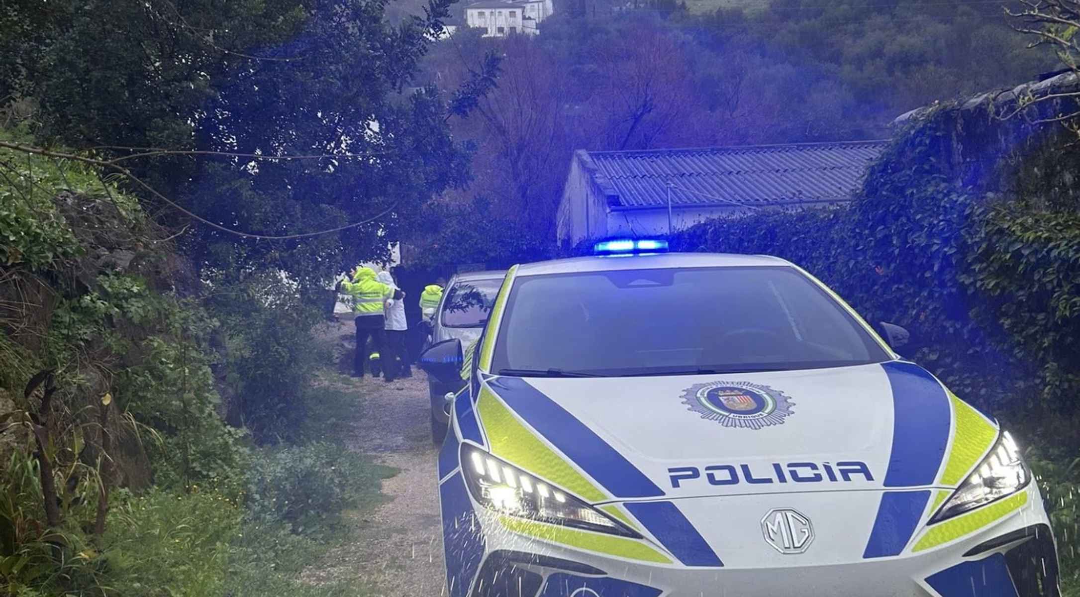 La Policía Local de Ubrique, informando a los vecinos de las zonas en riesgo.