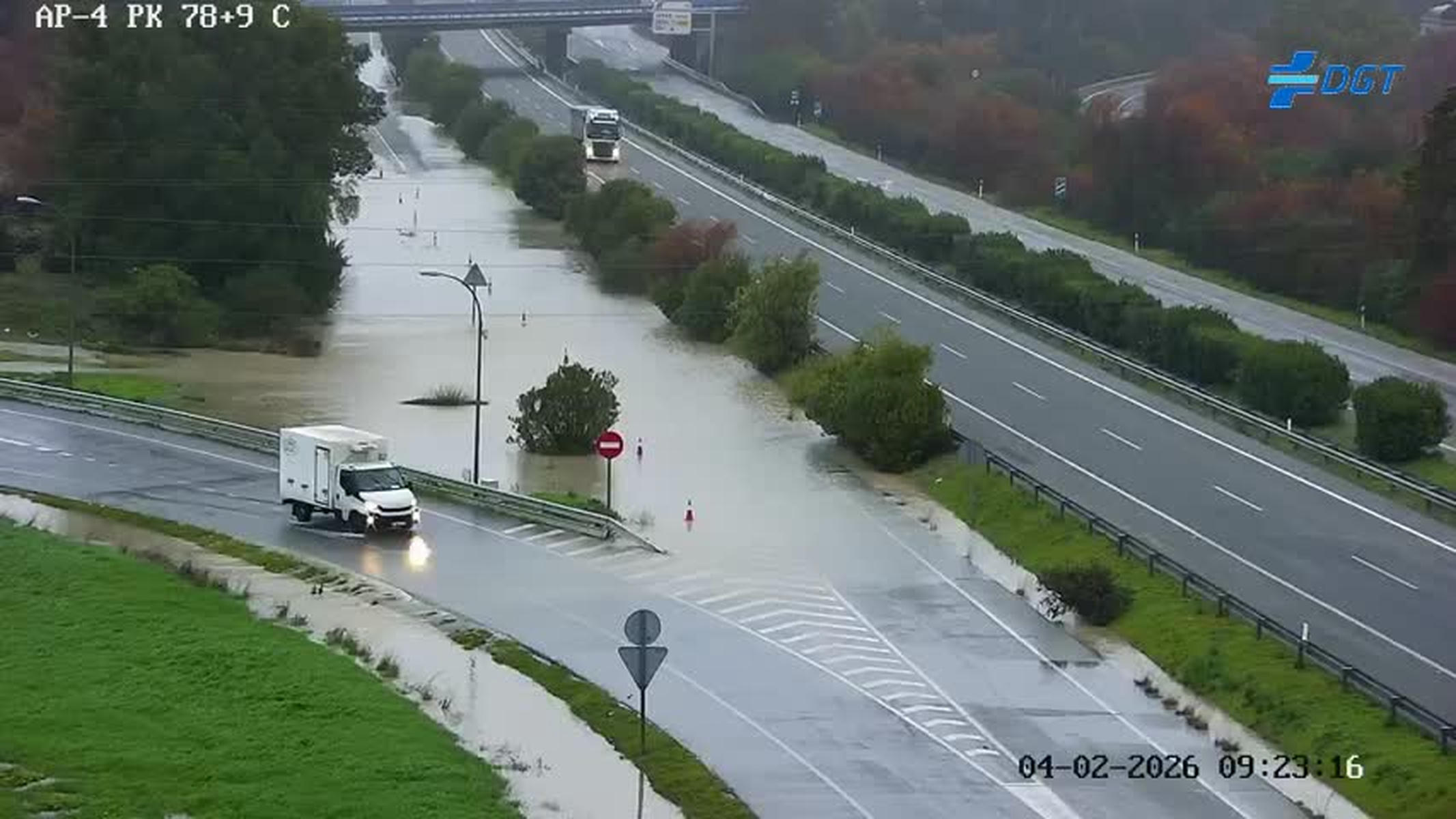 La entrada a Jerez en la AP 4, con un carril de conexión entre la entrada y salida anegado.