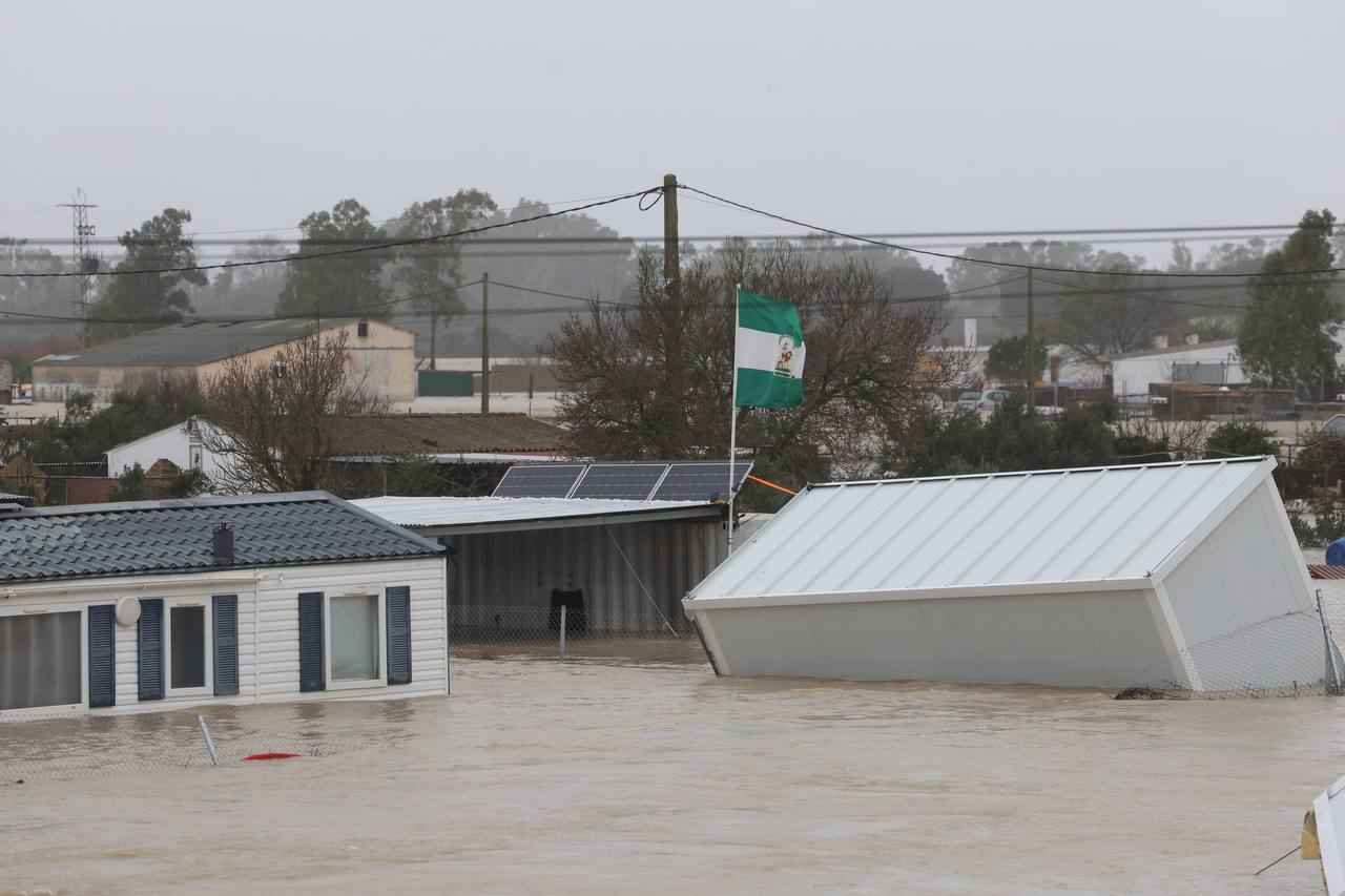 Casas prefabricadas volcadas y flotando en Las Pachecas.