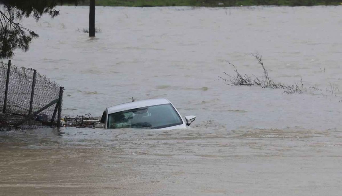 Un coche, con el agua casi hasta el techo.