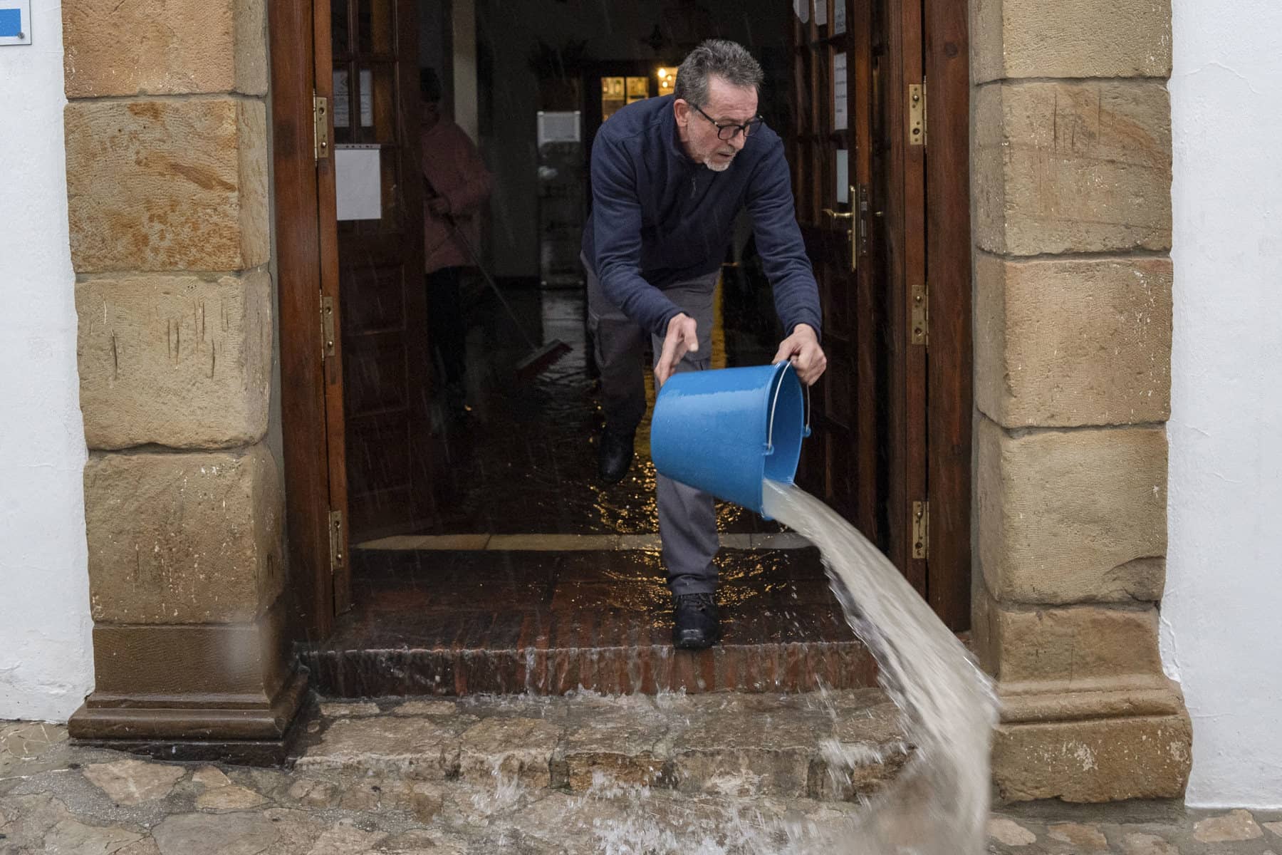 Achicando agua en un local en Grazalema.