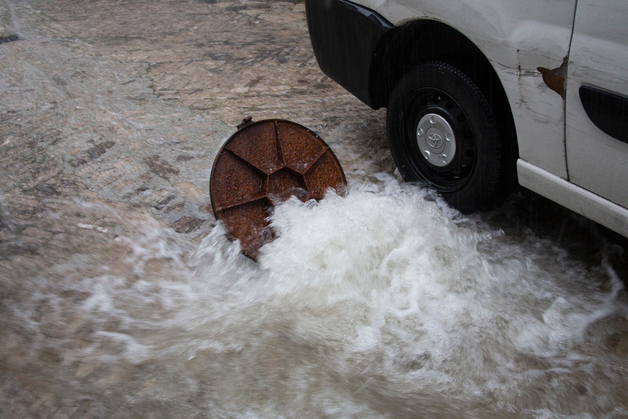 Una alcantarilla rezumando, en una imagen de Radio Grazalema.