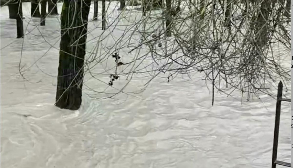 El río Majaceite, con el caudal desbordado a su paso por Ubrique.