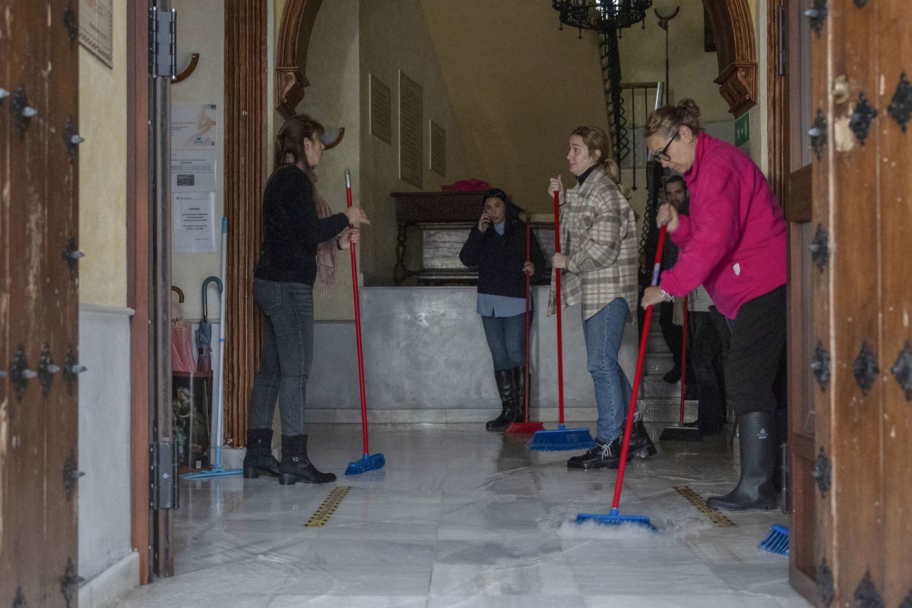 Retirando el agua que entra en el Ayuntamiento de Grazalema.