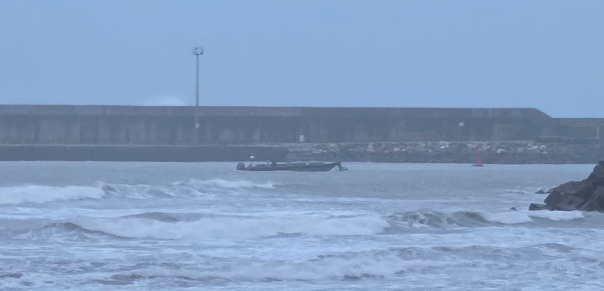 Una narcolancha en el puerto de Barbate, este martes.