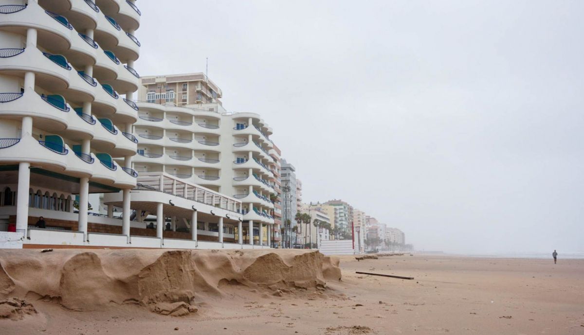 playa Cádiz temporal   chiringuito potito 72