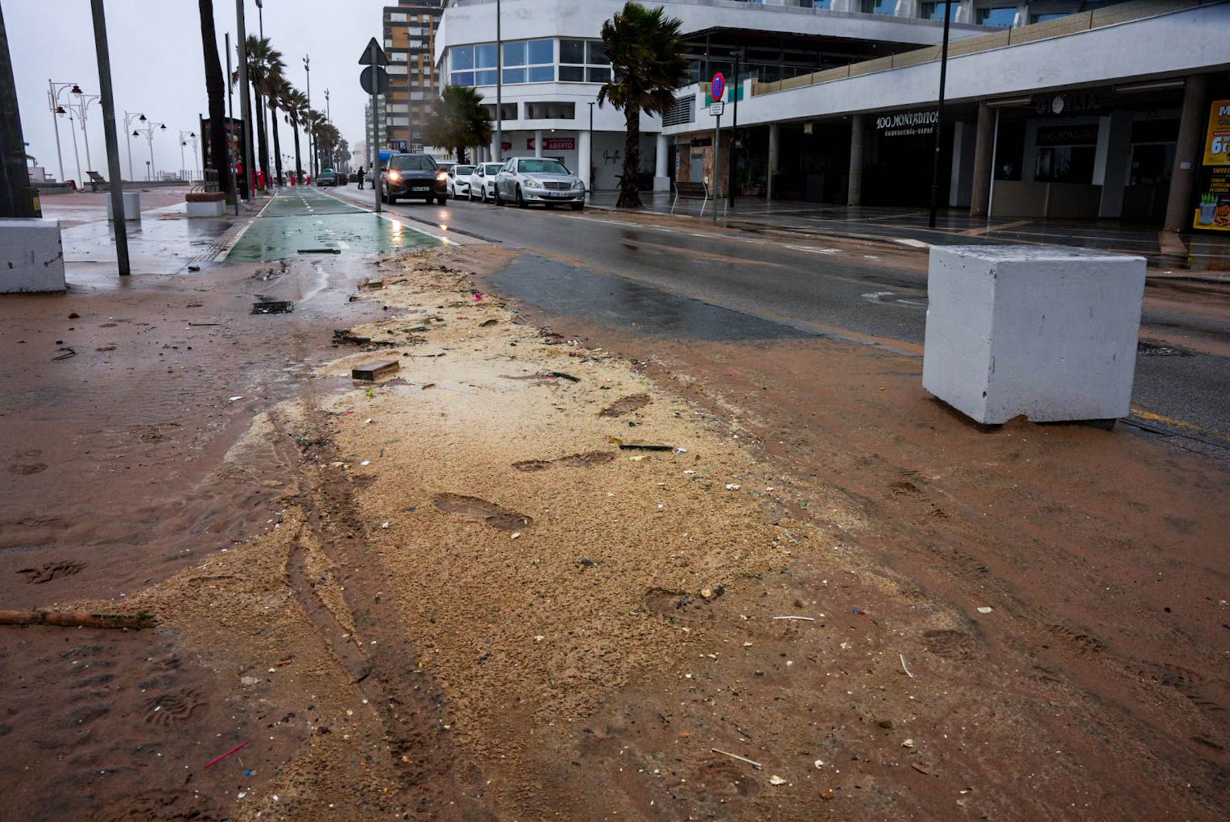 Espuma del mar, en el paseo marítimo de Cádiz.