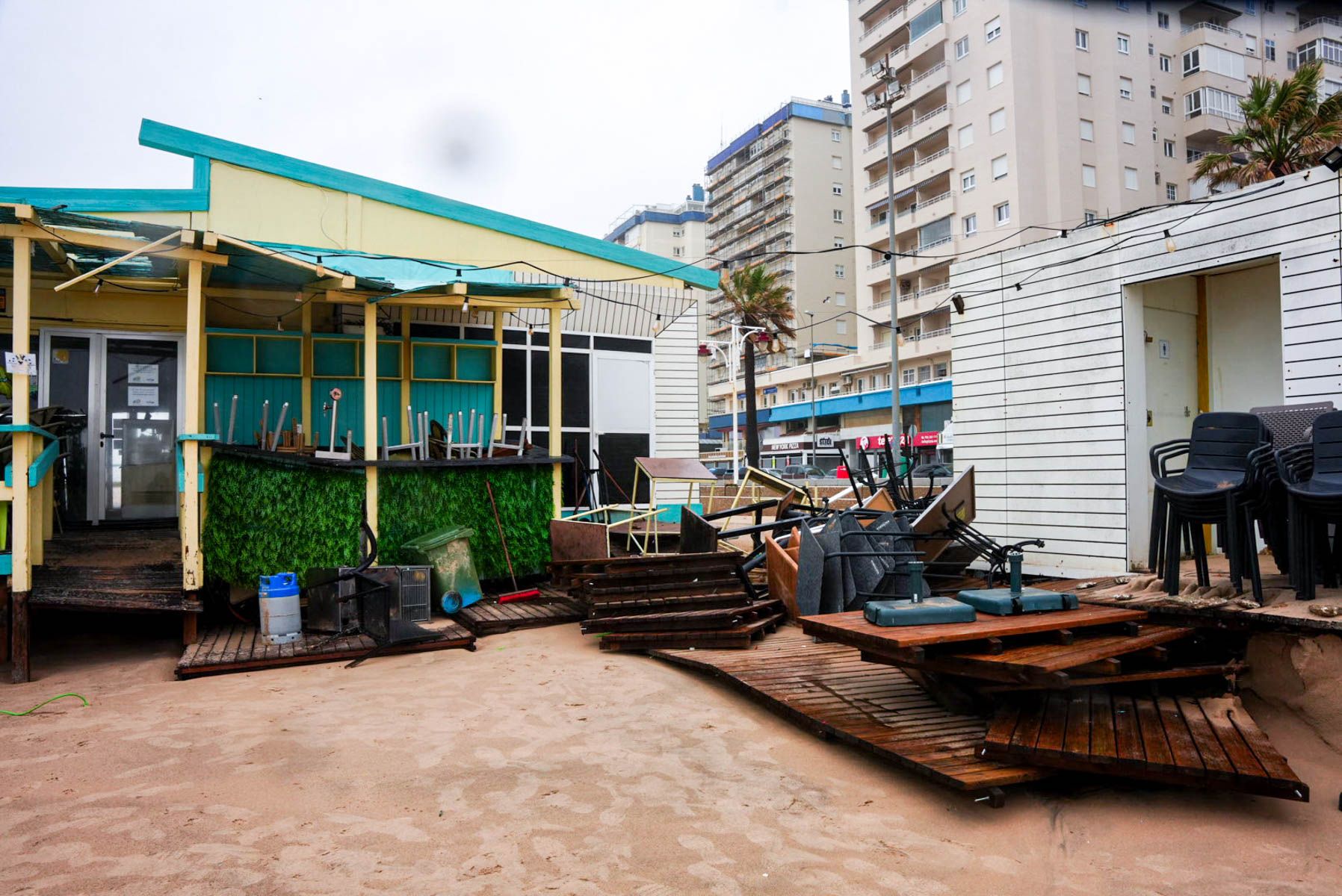 El chiringuito El Potito de Cádiz sufre los estragos del temporal.