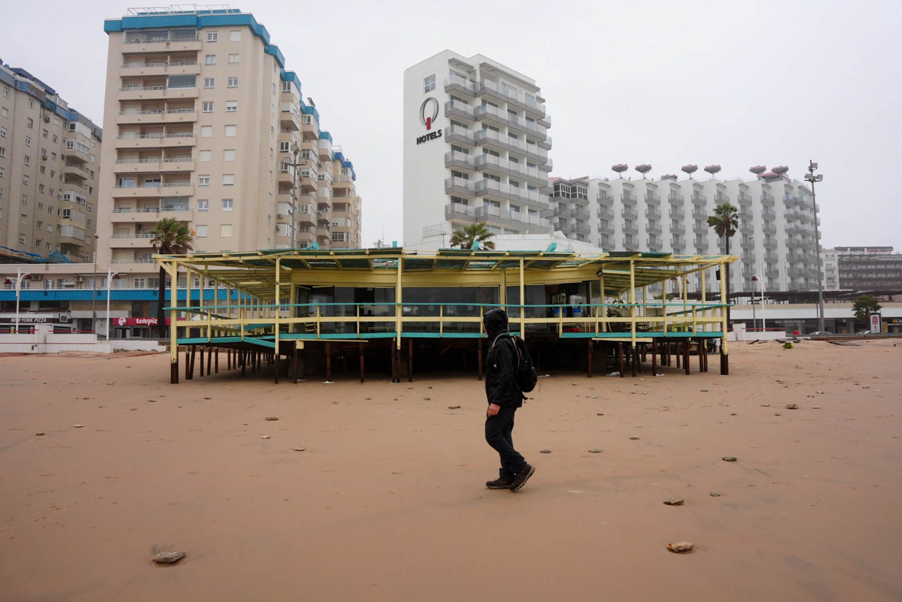 Chiringuito El Potito, afectado por la borrasca 'Leonardo', en Cádiz.