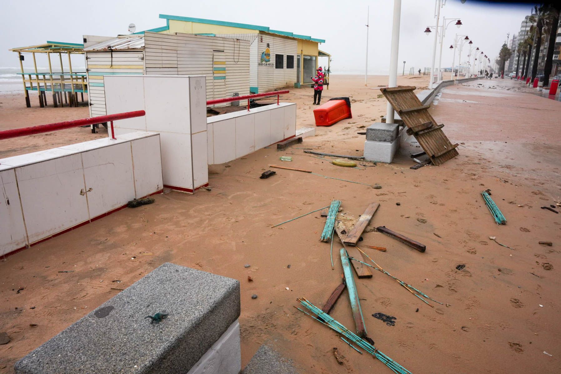 Restos del chiringuito El Potito, en el paseo marítimo de Cádiz.