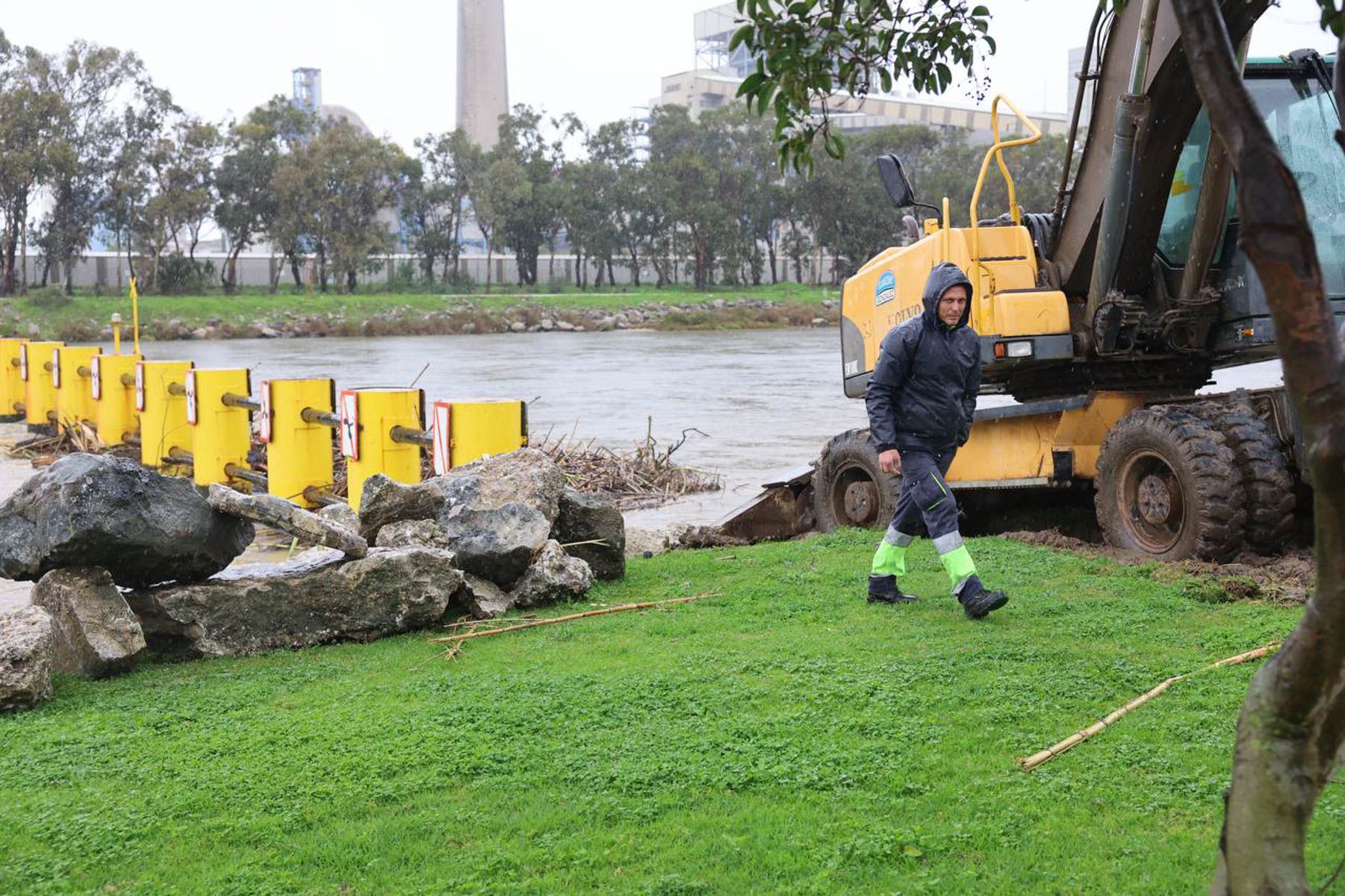 Personal municipal trabaja en el Guadarranque, en San Roque. 