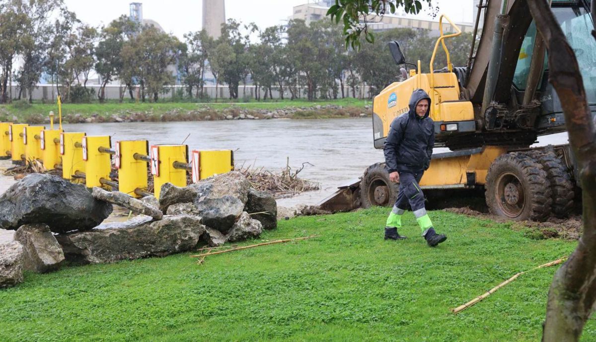 Personal municipal trabaja en el Guadarranque, en San Roque. 