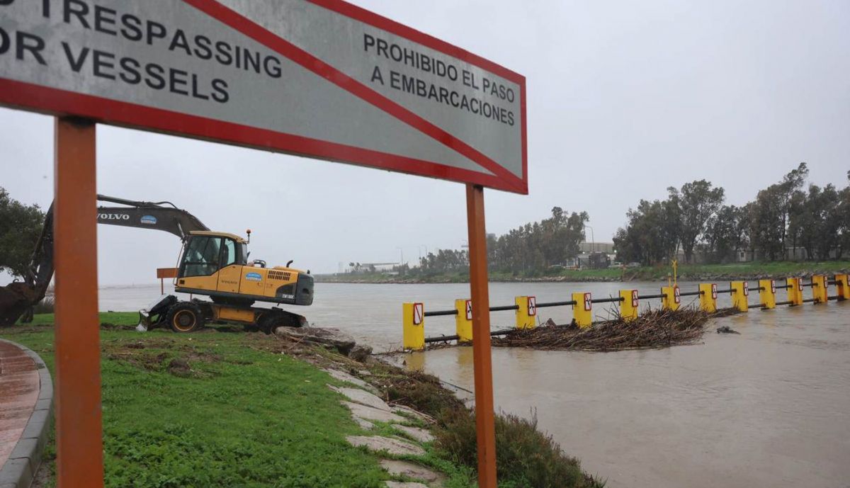 El río Guadarranque, a su paso por San Roque, durante el temporal 'Leonardo'.