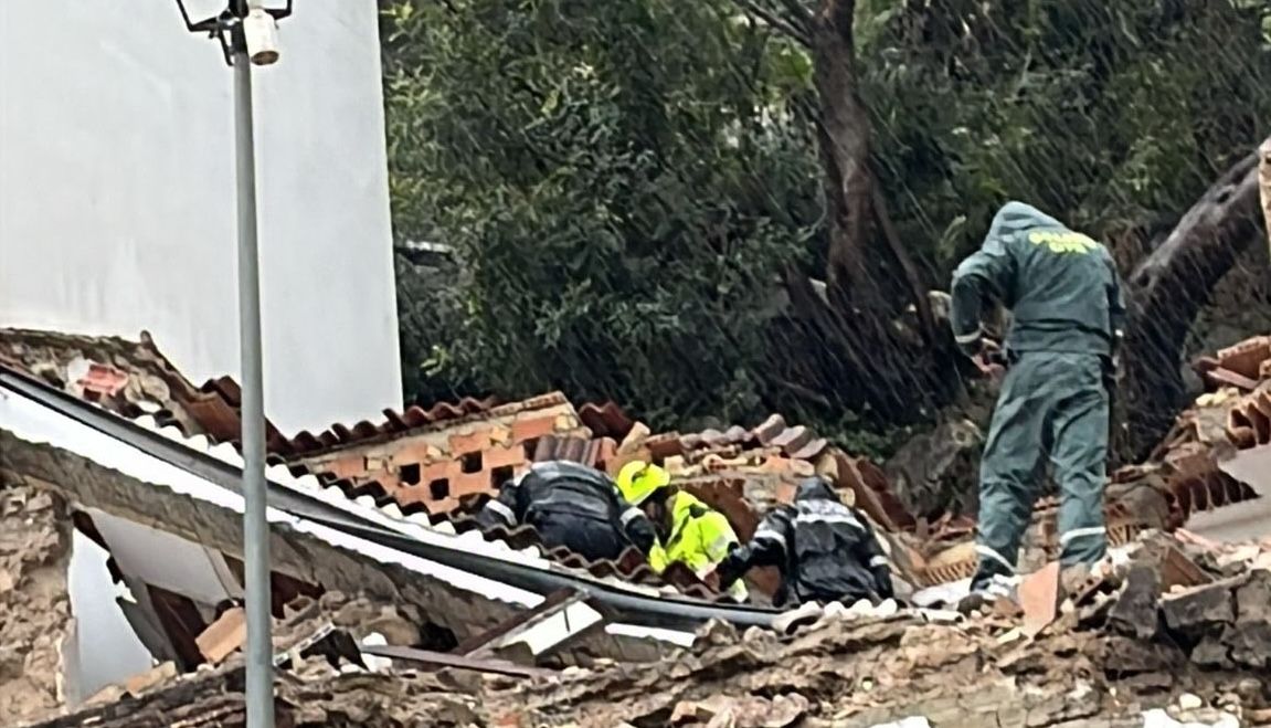 Efectivos de emergencias, trabajando en la vivienda con desperfectos en Ubrique.