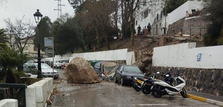 Una enorme roca se desprende en Ubrique por la virulencia del temporal.