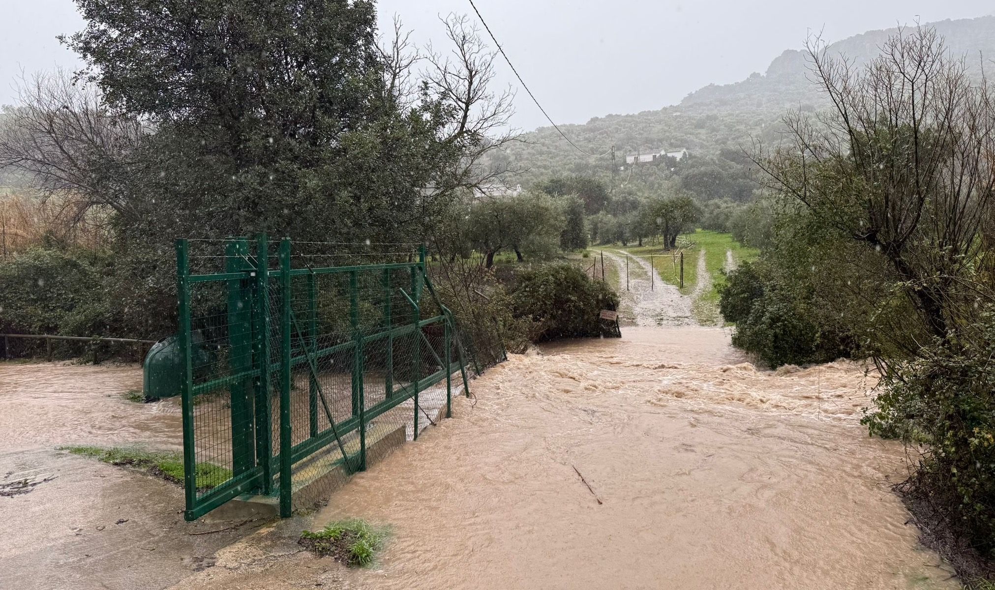 La 'Playita' de Zahara de la Sierra, desbordada por el cauce de Bocaleones.