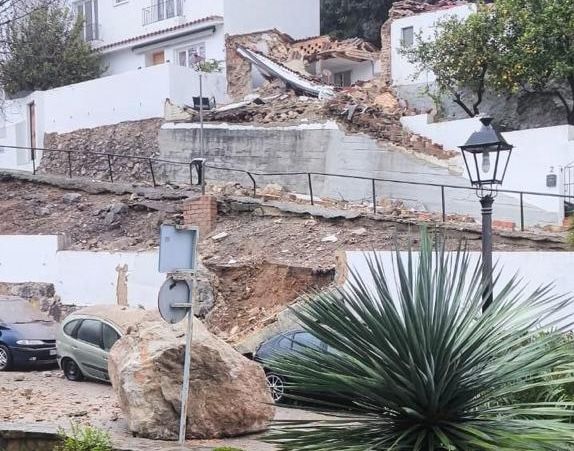 Una enorme roca caída sobre una casa en Ubrique,
