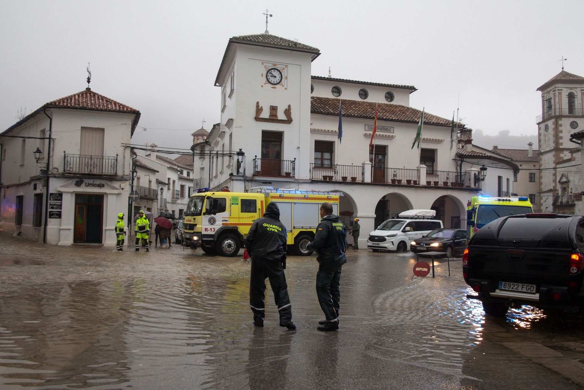 Bomberos y Guardia Civil, en Grazalema.