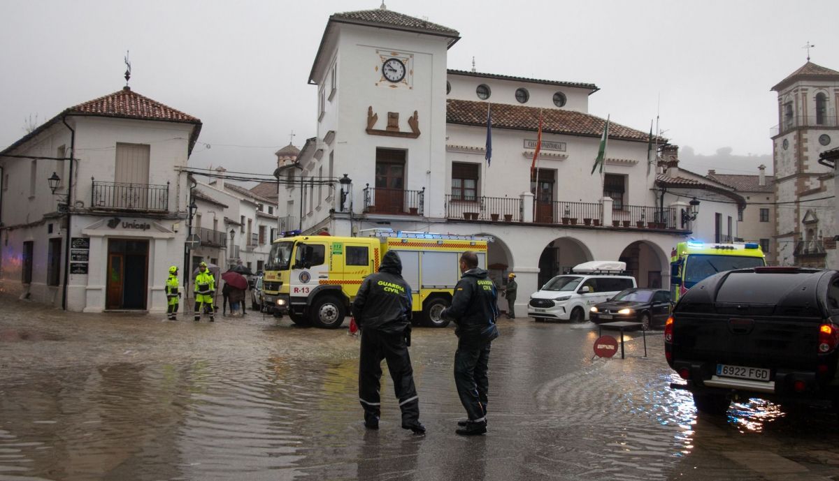 Bomberos y Guardia Civil, en Grazalema.