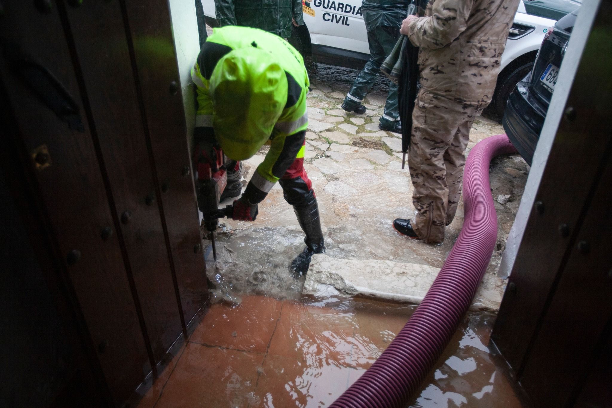 Vecinos rompen azulejos de sus casas para dejar pasar el agua.
