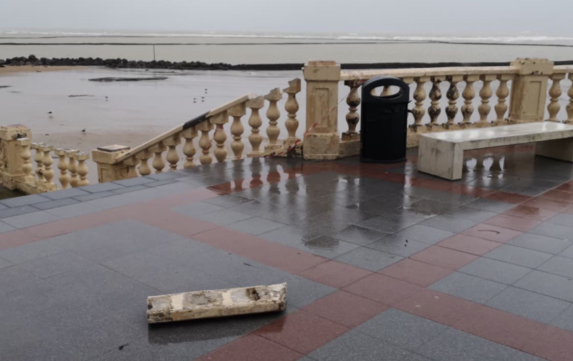Paseo marítimo de Chipiona durante el temporal.