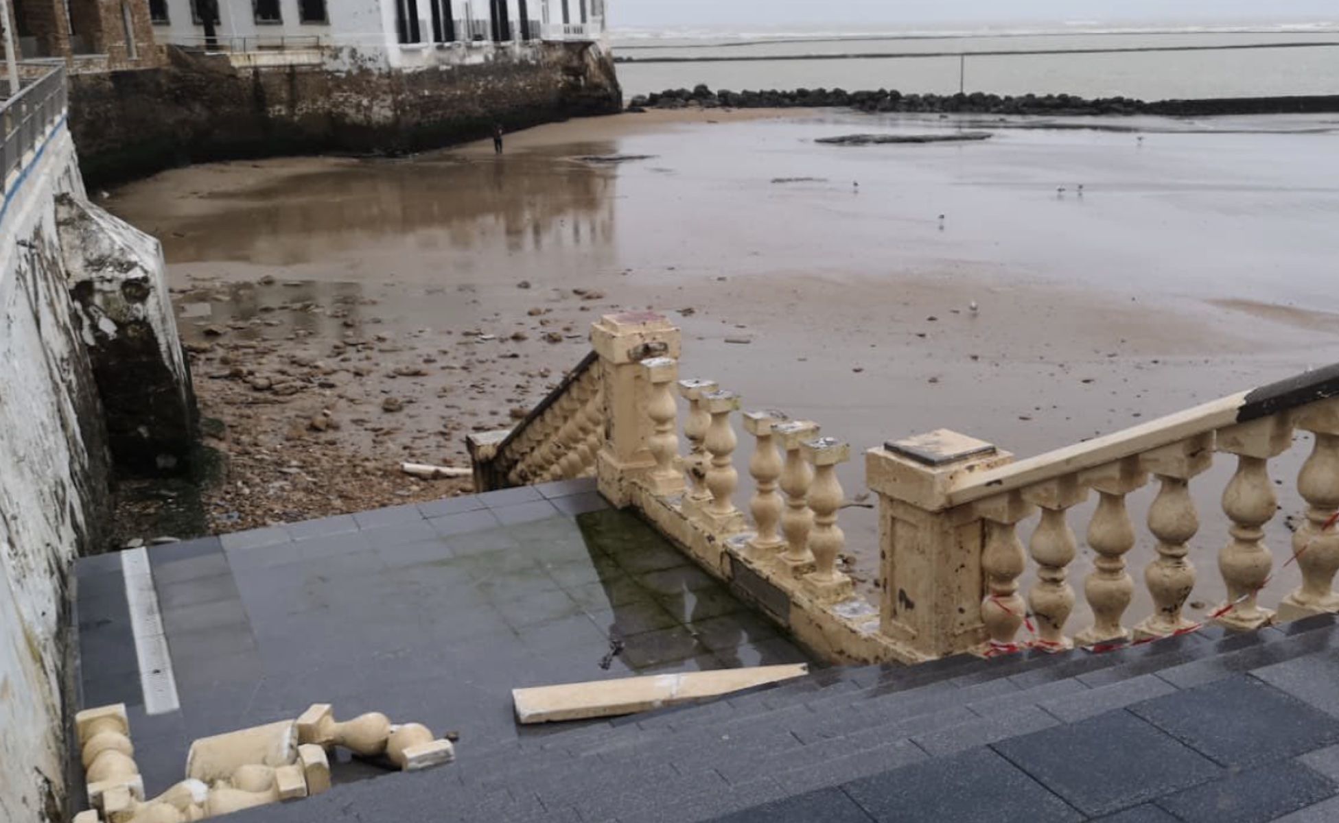Balaustradas de Chipiona destrozadas por el temporal.