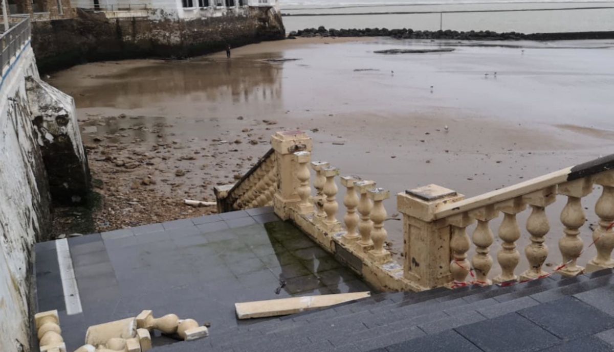 Balaustradas de Chipiona destrozadas por el temporal.