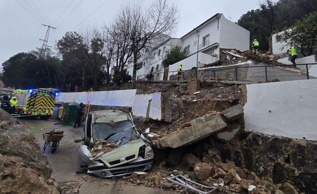 Bomberos trabajan sobre la casa y la zona afectada por el derrumbe de una gran roca en Ubrique, este miércoles.