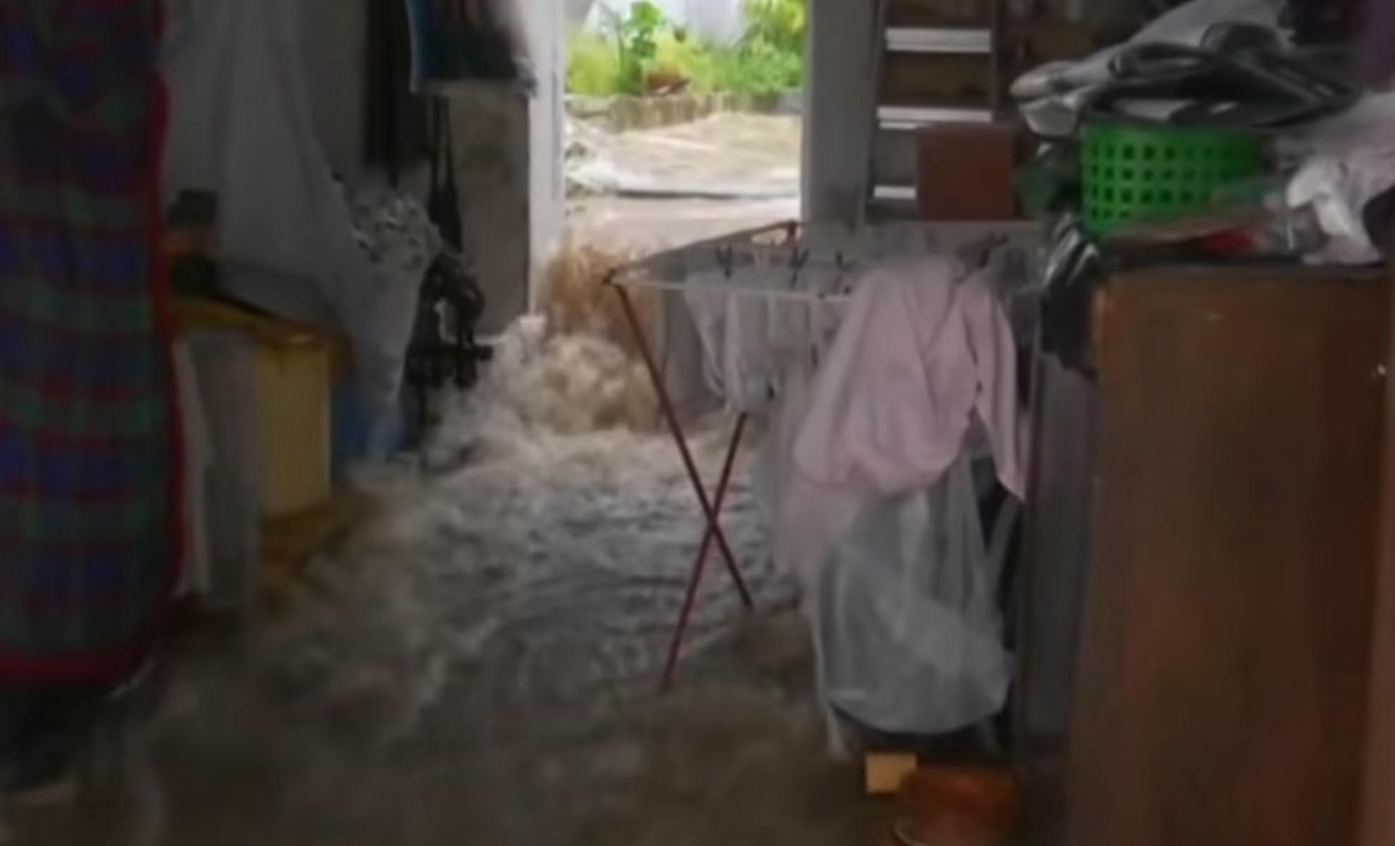 El agua en el interior de una casa.