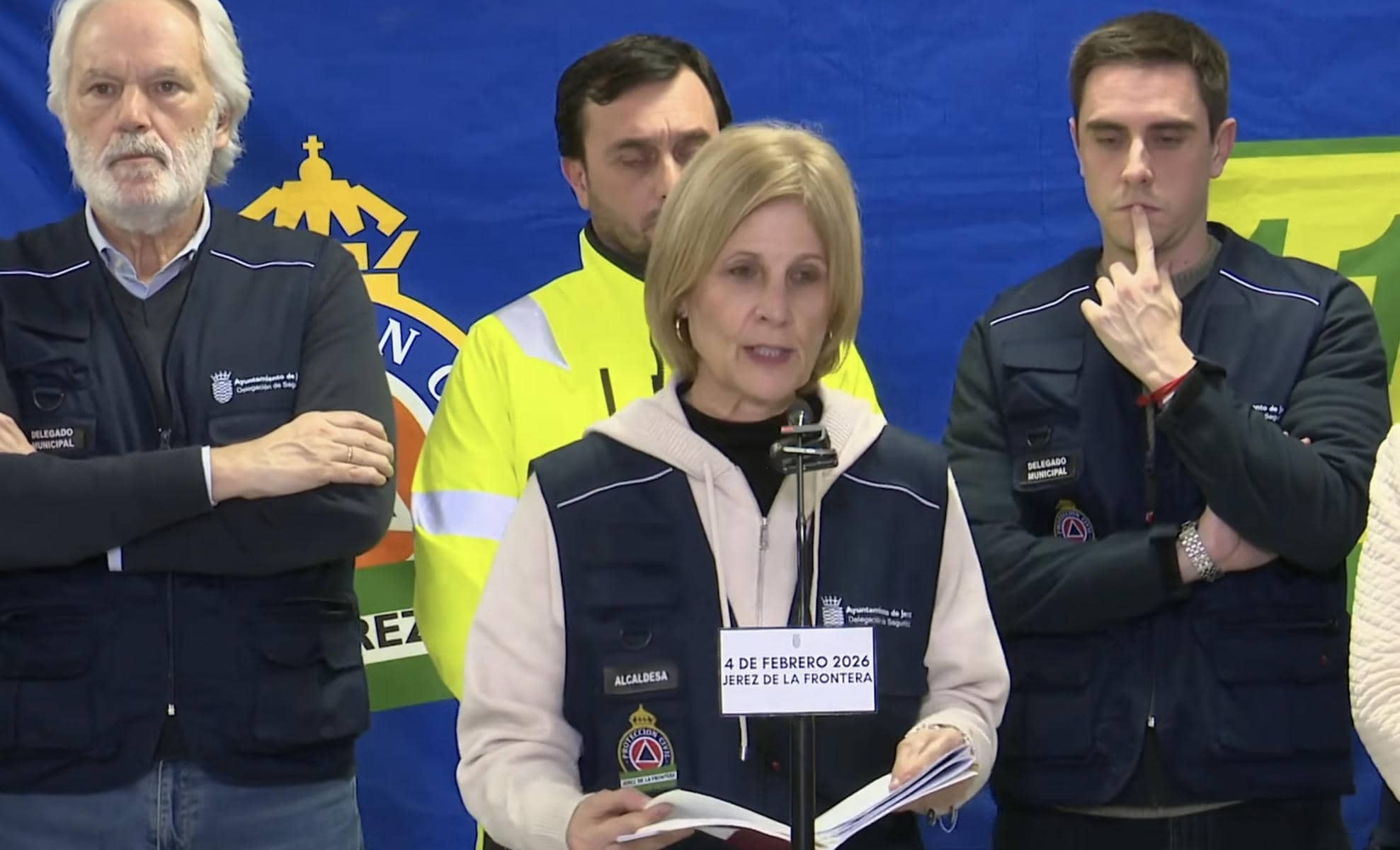 La alcaldesa de Jerez, María José García Pelayo, flanqueada por los concejales Muñoz y Espinar. 