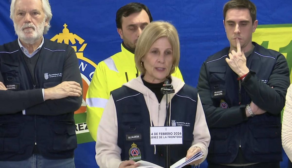 La alcaldesa de Jerez, María José García Pelayo, hablando desde la Jefactura de Policía Local
