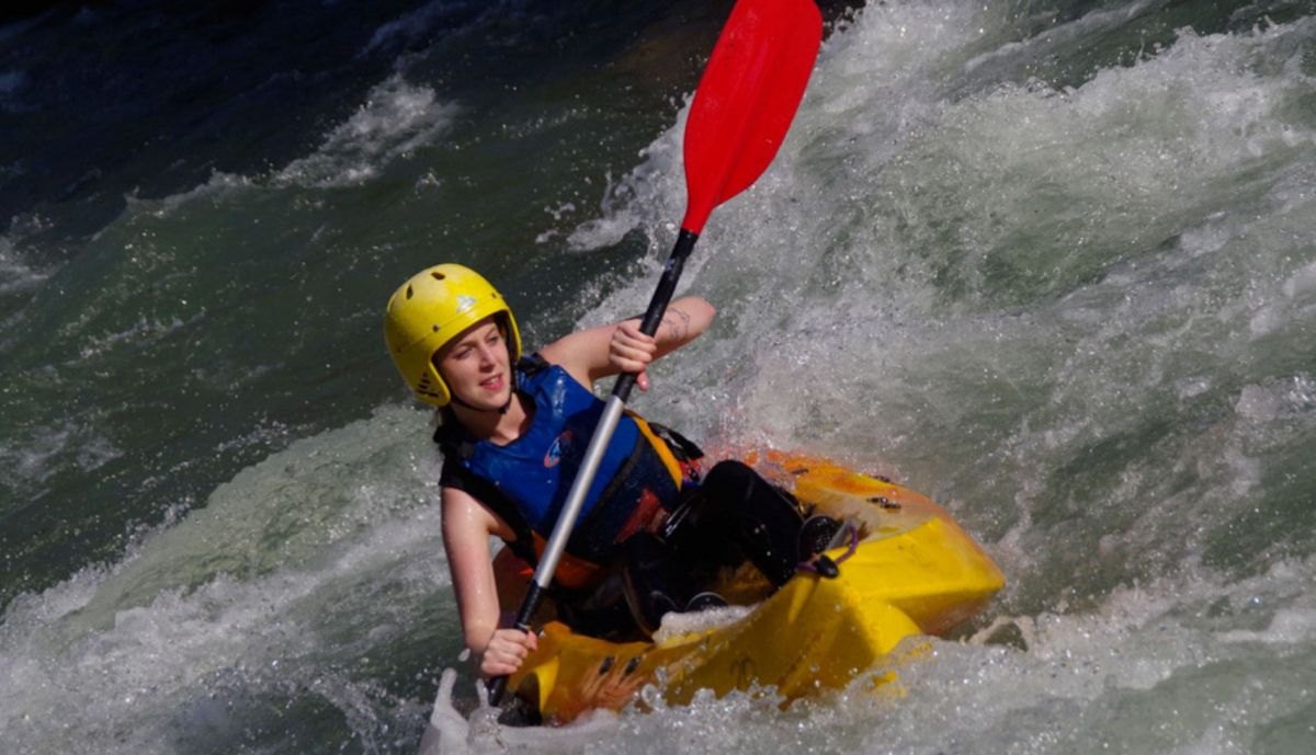 Kayak en aguas bravas.