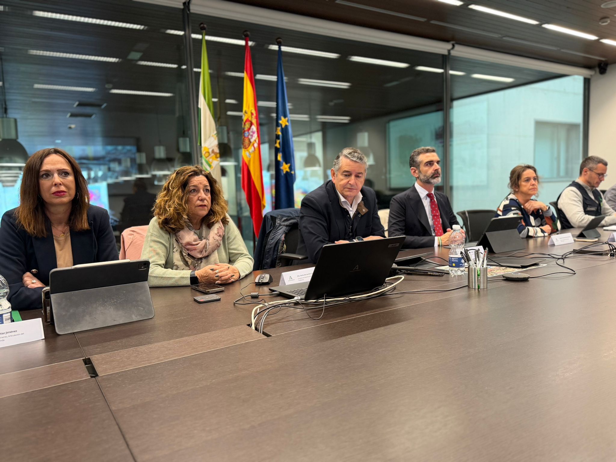 Antonio Sanz, en el centro de la imagen, en el comité asesor del Plan de Emergencias de Andalucía, junto a otros consejeros de la Junta.