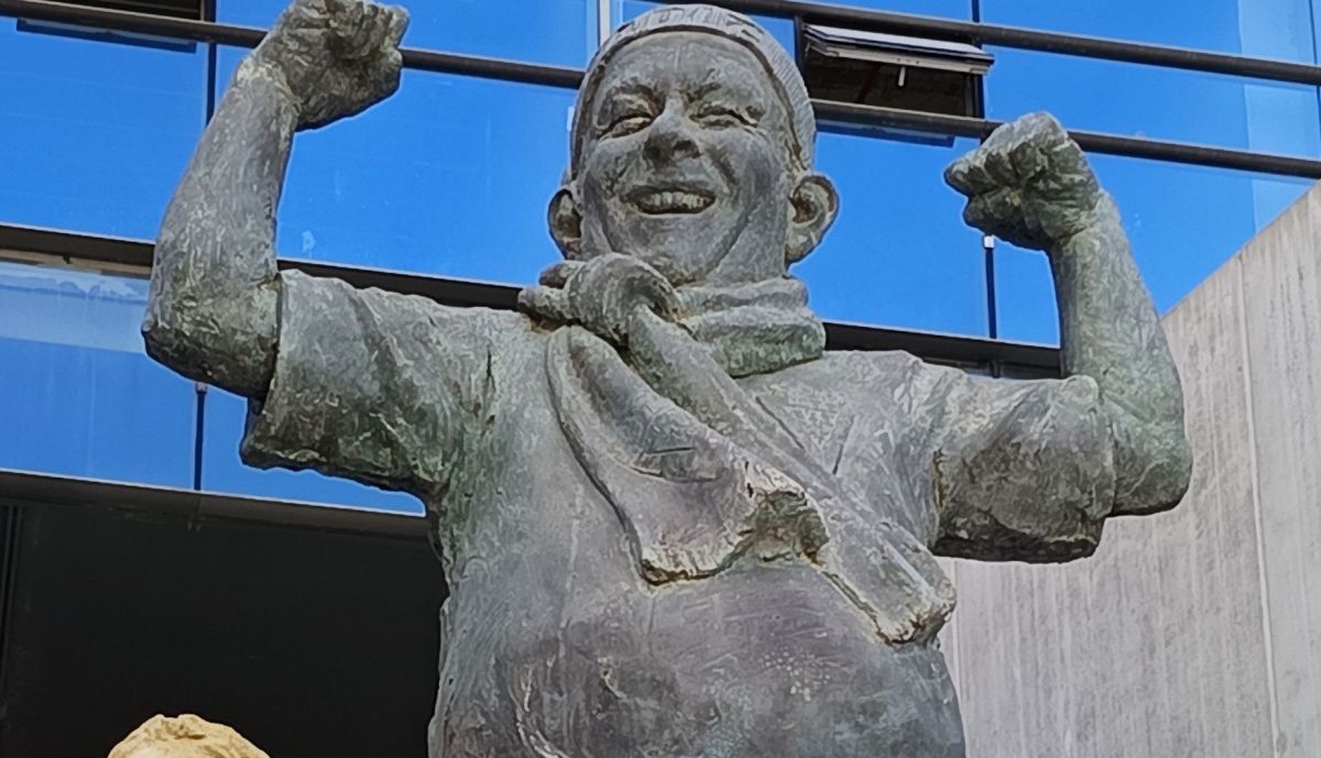 Monumento a la afición del Cádiz, detalle parte superior.