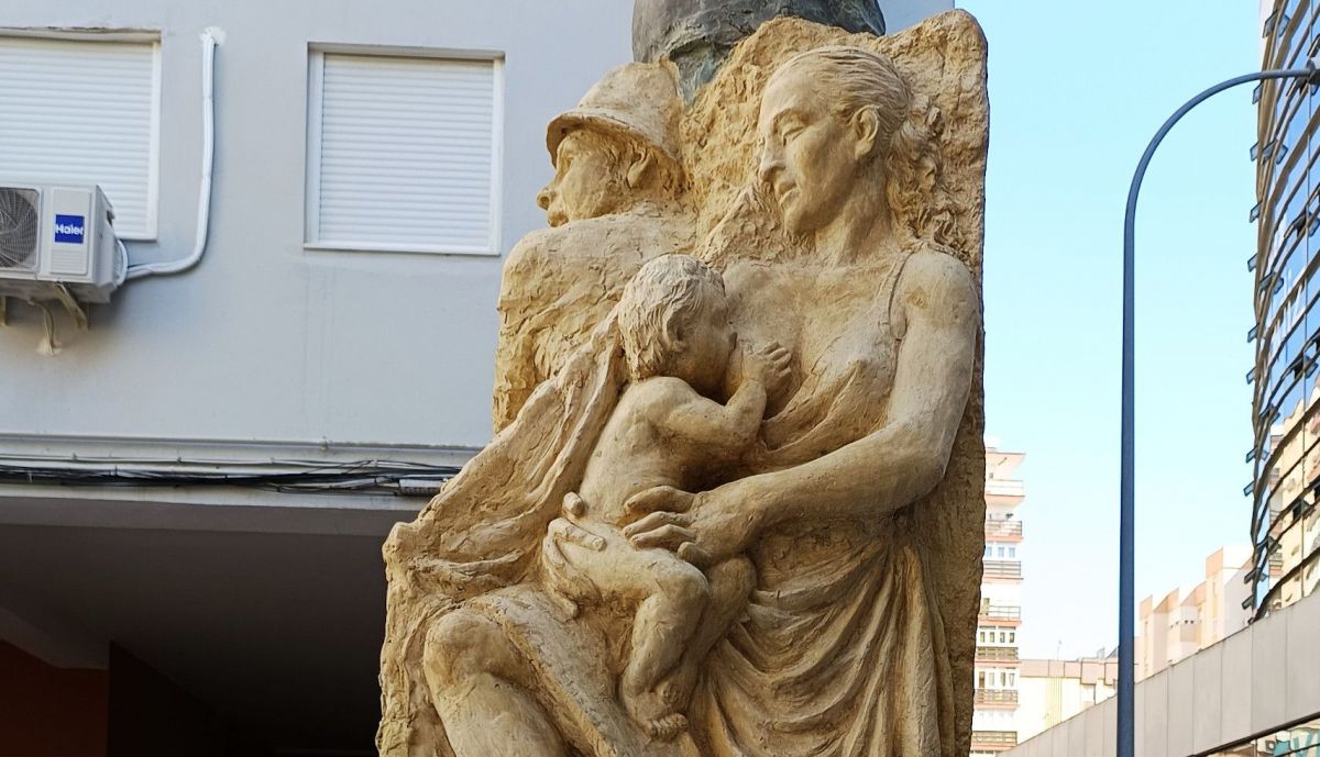 Monumento a la afición del Cádiz, vista lateral izquierda..