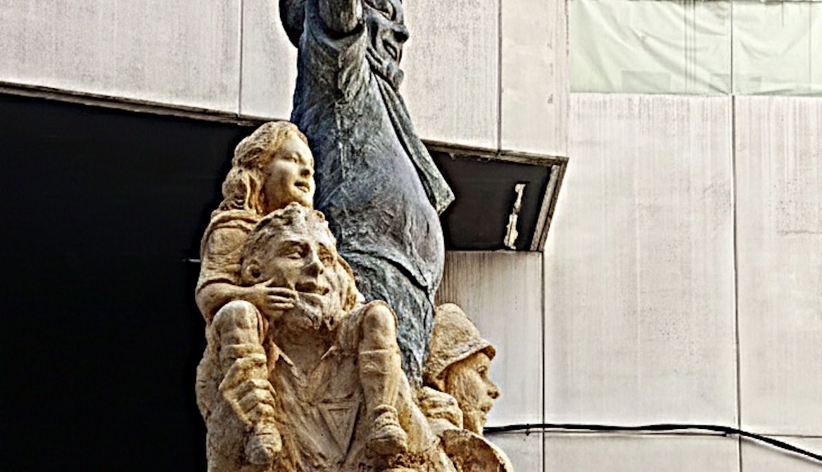 Monumento a la afición del Cádiz, detalle vista lateral derecha, arriba.