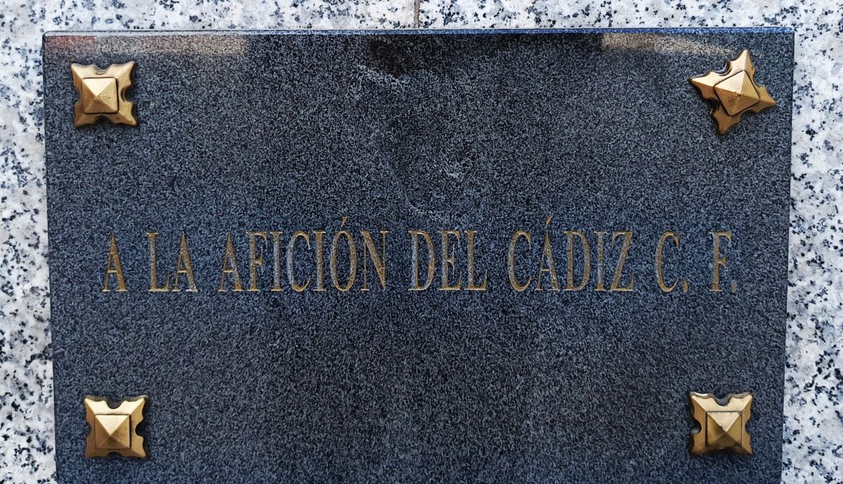 12 Monumento a la afición. Placa conmemorativa