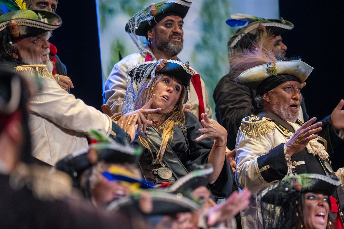 Lola Marín, en el centro del coro siendo una más.