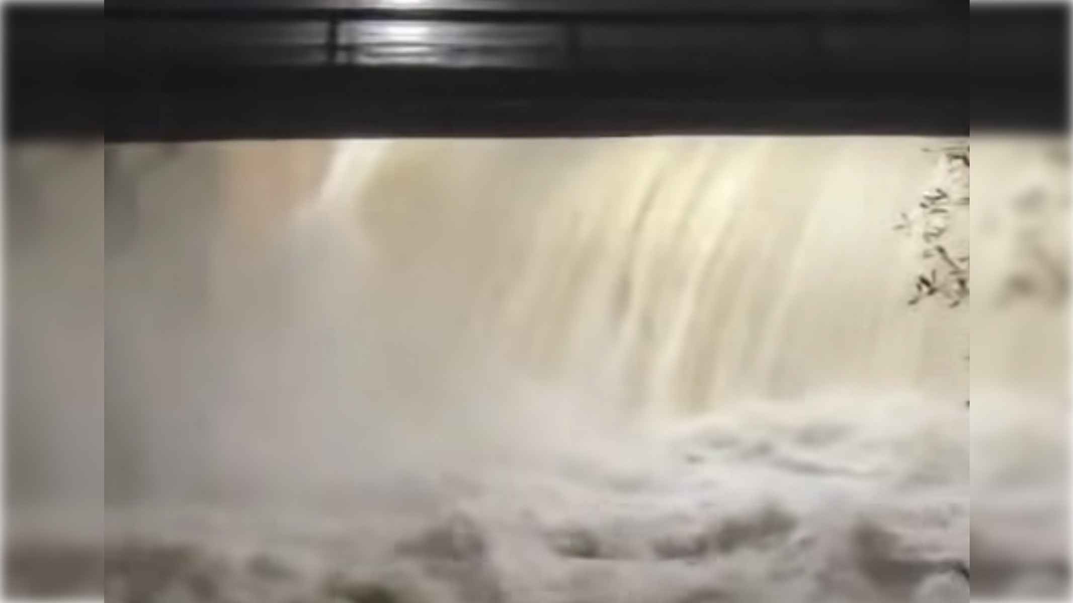 La fuerza con la que está desembalsando agua la presa de Arcos. 