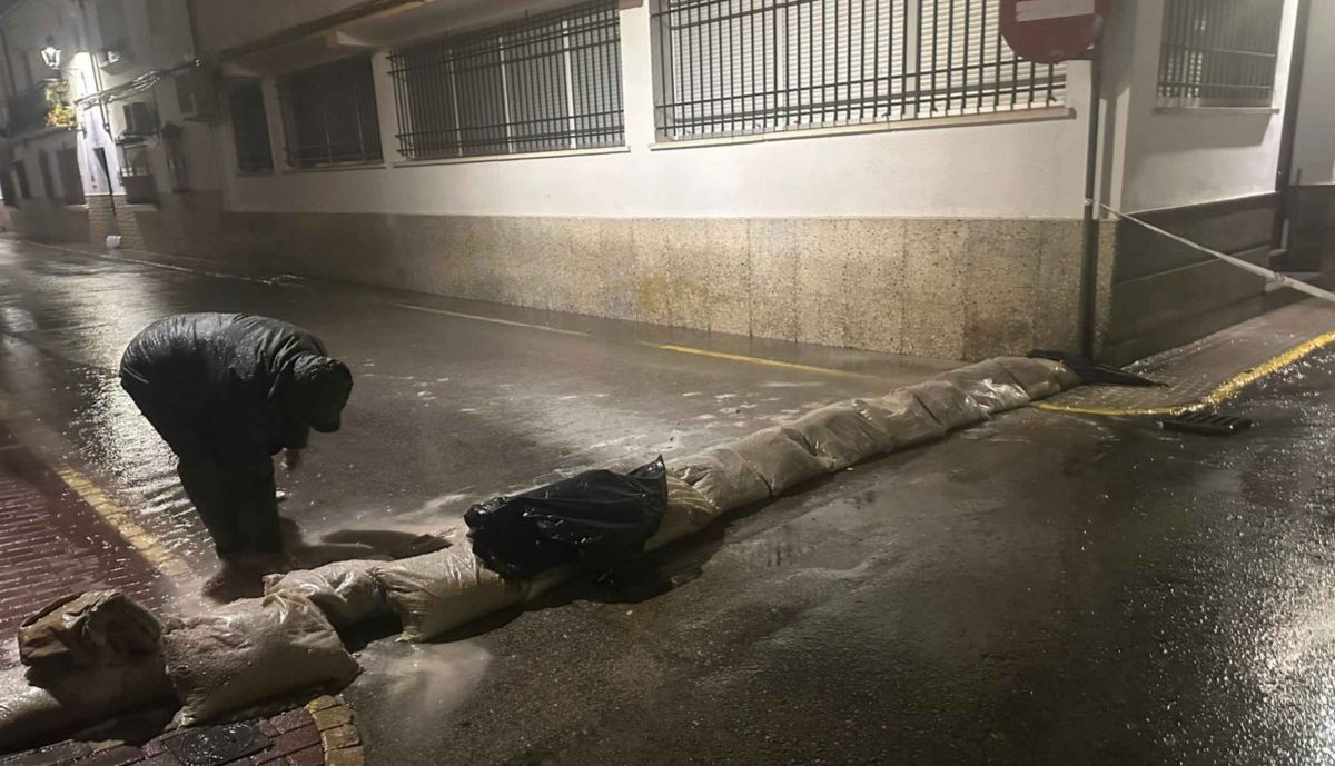 Calle de Ubrique con medidas de contención.