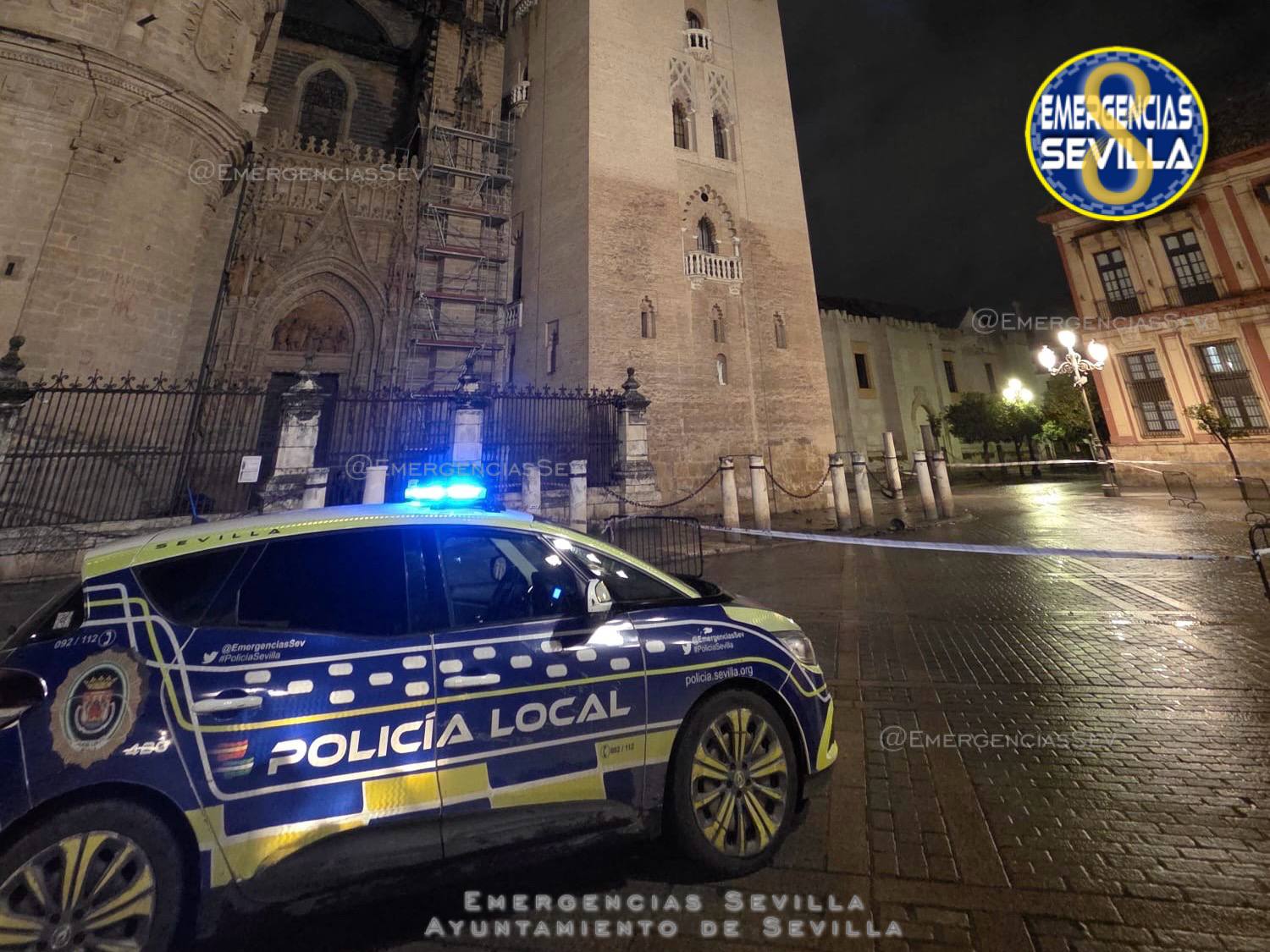 Desprendimientos en la Giralda en Sevilla: paso restringido en la plaza Virgen de los Reyes.