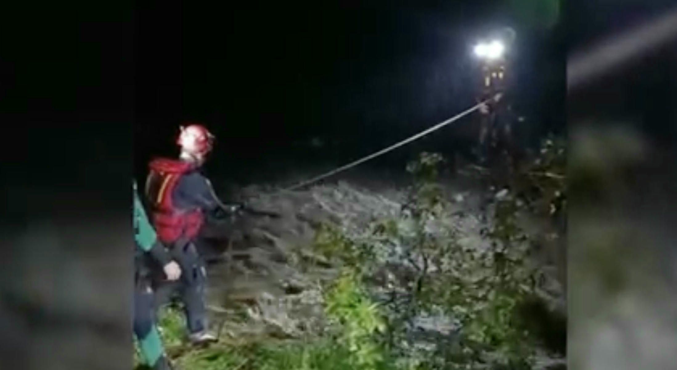 Efectivos del GEAS de la Guardia Civil, buscando a la mujer desaparecida en Málaga.