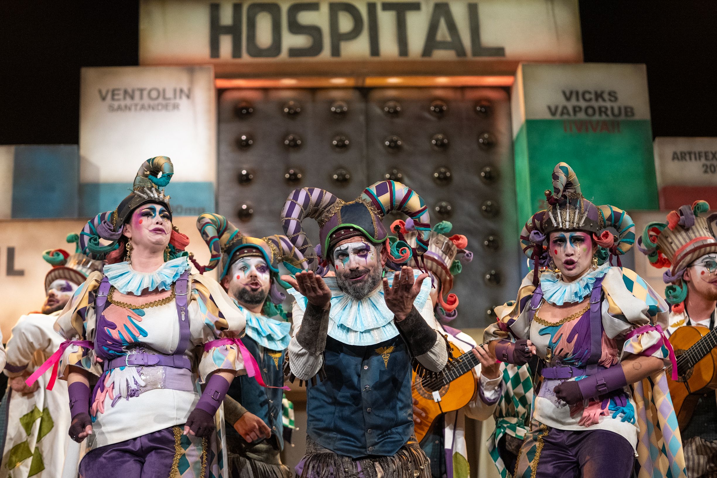 Jesús Bienvenido durante la actuación de su comparsa.