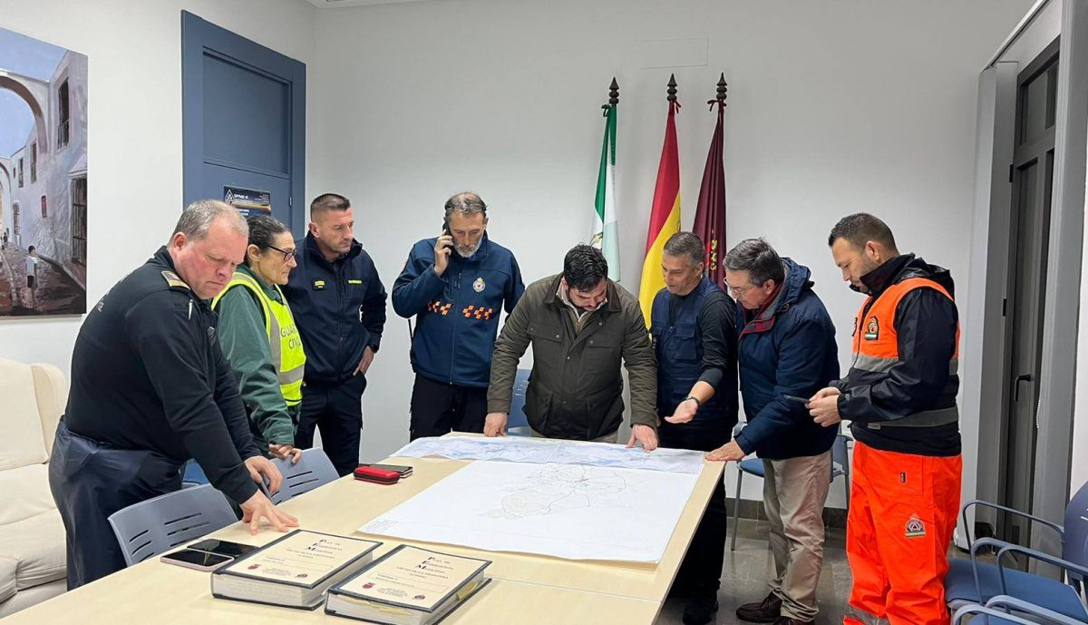 El alcalde de Arcos, liderando el dispositivo desplegado en la localidad.